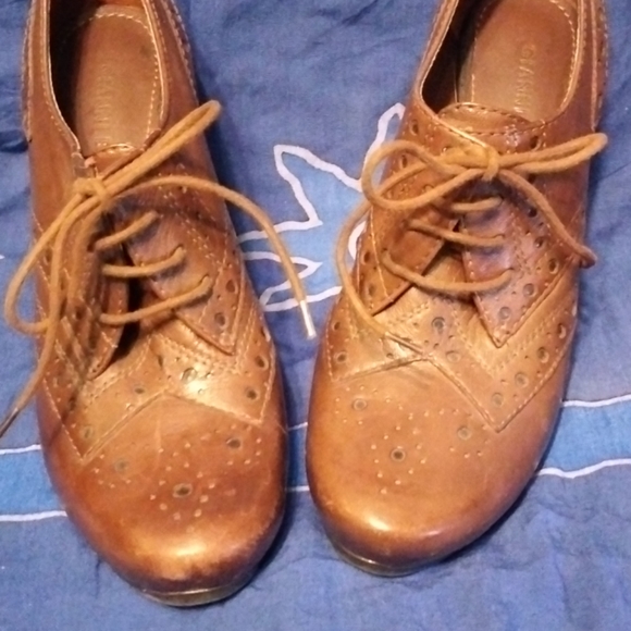 Gianni Bini Brown Oxford Heels - Picture 3 of 12